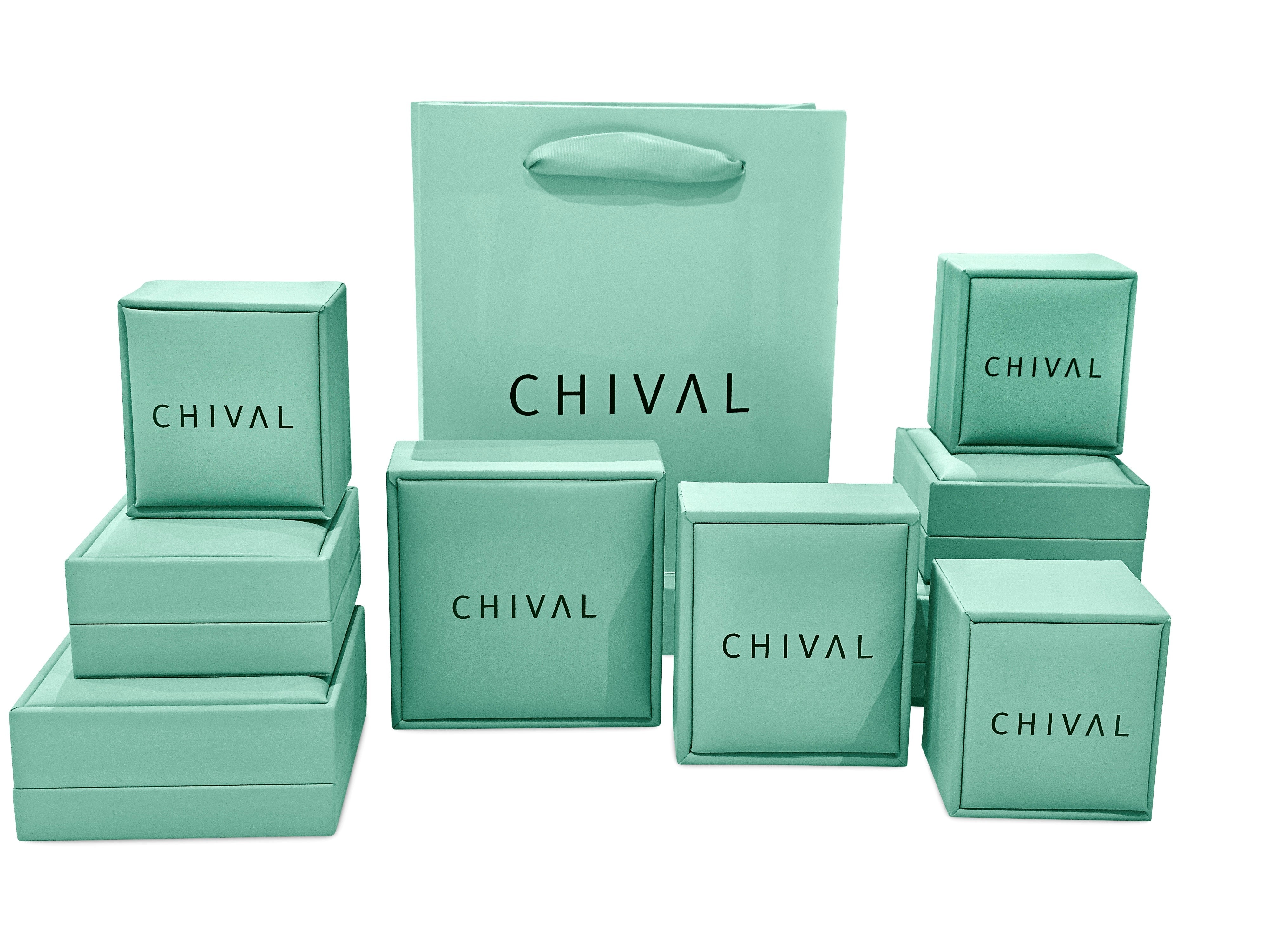 Luxe geschenkverpakking van Chival met de gouden Bold Charm oorbellen