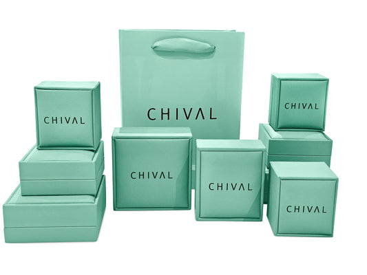 Luxe geschenkverpakking van Chival met de gouden Bold Charm oorbellen