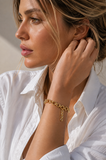 CHIVAL Aurelle 18K vergulde schakelarmband gedragen om de pols